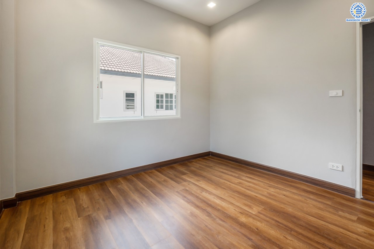 บ้านมือสองตกแต่งใหม่ ม.ราชพฤกษ์ บางบอน4 หลังมุม ตกแต่งหรูหรา เนื้อที่ 102 ตร.ว. ฟังก์ชัน 3 ห้องนอน 3 ห้องน้ำ จอดรถได้ 4 คัน พื้นที่สนามหญ้ากว้างกว่า 106 ตร.ม. บนทำเลศักยภาพ เชื่อมต่อหลายเส้นทาง ใกล้เดอะมอลล์บางแค จุดขึ้นทางด่วน "เพชรเกษม" และรถไฟฟ้าสายสีน้ำเงิน "สถานีหลักสอง"